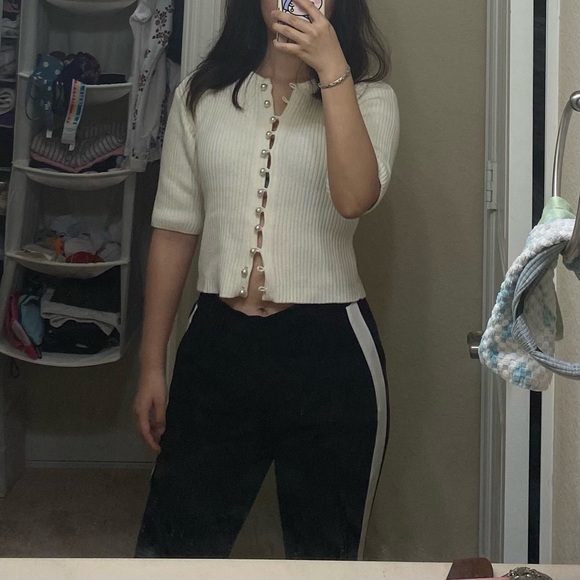 White elbow-sleeve top with pearl buttons - Picture 2 of 2